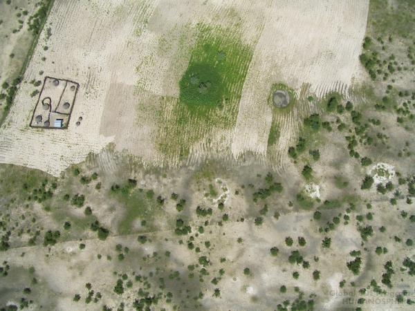 フィールド写真：カイトフォト2一部分だけ緑が目立つ畑