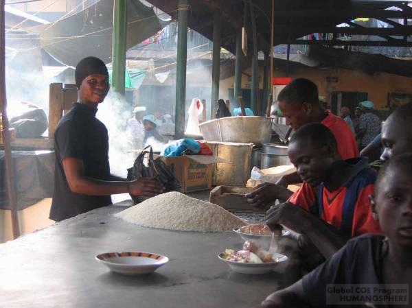 フィールド写真：Owino Market・米粒の山から砂粒を選り分ける