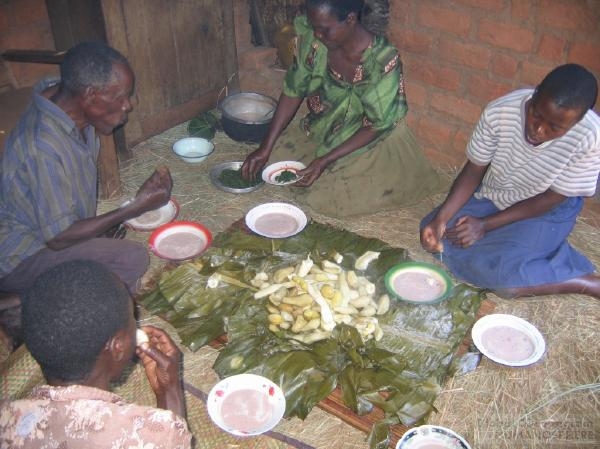 フィールド写真：食事風景（サツマイモ、キャッサバ、落花生のソース）
