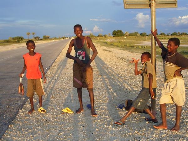 フィールド写真：道端で獲れたナマズを売る子供達