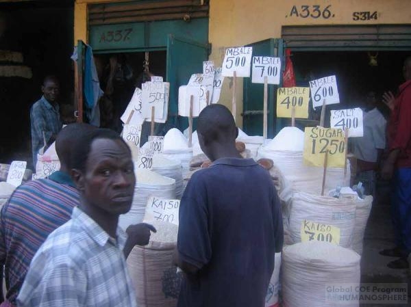 フィールド写真：Owino Market・トウモロコシ粉、大豆、砂糖、塩…