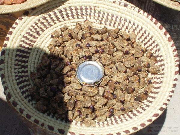 フィールド写真：
ナミビアの食用昆虫14
マーケットで売られるエンダンガリ