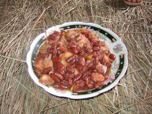フィールド写真：キャッサバとインゲンマメの料理カトゴ（katogo）