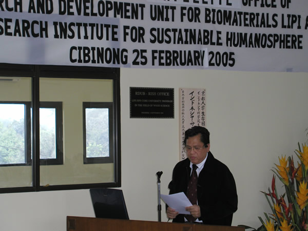 サテライトオフィス開所式で挨拶するインドネシア科学院長官　ウマール・アンガラ・ジェニー教授