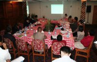 ビルマに暮らすカレン人による稲の品種管理やその栽培実践について発表をおこなう速水洋子（スクリーンそば・CSEAS）
2008/02/14-15:Local Knowledge and Its Positive Practice
