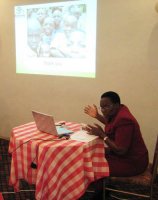 ウガンダのバナナを基盤とした庭畑の管理について発表するデボラ・カラムラ（右端・Bioversity Institute）。
2008/02/14-15:Local Knowledge and Its Positive Practice