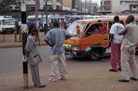 ケニアの首都ナイロビのマタトゥ(乗り合い)の溜まっているポイント。いつも滞在する隣国ウガンダの首都Kampalaと勝手がちがい、よくわからなかったのでほとんど利用せずに歩いた。
撮影：白石壮一郎, 2001年