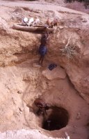 涸れ川の砂地の川床を掘った井戸。乾季になると水量が減り、水をくみ出すための人手が多く必要となる。
撮影： 内藤直樹, 2001年