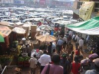 ときおり、首都Kampalaの雑踏や喧騒に郷愁をおぼえる。その郷愁の中心には、このOld Taxi Parkがある。Kampalaのなかのどこに行くにも、そしてフィールドのエルゴン山に向かうにも、つねに出発点となる場所だ。
撮影：白石壮一郎、2003年
