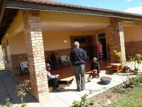 都市部ホスピスにて談笑する患者家族と神父

Report
Date Taken: 2010．5.21
Place: Lusaka, Zambia
Taken by: KYO Akie