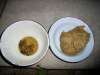 調理されたエホンコエです。市販の固形スープとともに煮込んだものです(左)。右のものは、トウジンビエの粉をお湯にいれて練り上げたもので、ナミビア北中部の農村で主食にされているものです。イモムシはスープにして食べる以外にも、乾燥させただけのものに塩をふって食べることもしばしばあります。撮影：藤岡悠一郎, 2005年3月