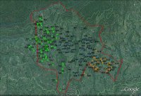 グーグル・アース上で調査地区の境界線を赤い線で重ねた。
緑の点がA地区65世帯、青い点がB地区61世帯、黄色い点がC地区39世帯。上が東で上流部。
背景の白い点が家でその周りが庭畑、濃い緑が木や竹の群生。
Report
■Place: South Ari District, South Omo Zone, Southern Nations,
 Nationalities, and People's Region
■Taken by: Googel Earth