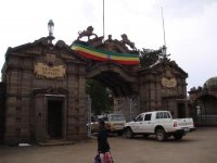 Addis Ababa大学の正門撮影：波佐間逸博、2008年7月