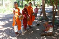 プノンペン近郊の村の道ばたで食施した女性に祝福を与える僧侶
撮影： 小林　知, 2007年8月