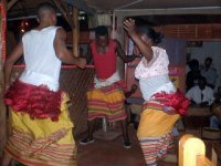 レストランで舞うトラディショナルダンス（ウガンダダンスアカデミーのダンサーたち）
この写真のコラムを読む→Uncleと呼ばれるダンサー（大門碧）
