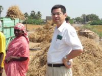 Dr.Koichi Fujita visiting a paddy harvesting operation at Sowdarpatti tank command area on 23.01.2009(Date taken:Jan 23，2009 / Place: / Taken by Mr. D.Periyar Ramasamy, Senior Research Fellow)