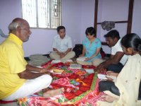 Dr.Koichi Fujita having discussion with a progressive farmer at Siddireddypatti  village – getting first hand information about panchayat activities on 23.01.2009 (Date taken:Jan 23，2009 / Place: / Taken by Mr. Periyar Ramasamy, Senior Research Fellow)