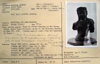 資料カードの一例
※本票は，ダムロン親王がタイ南部のチャイヤーで発見した観世音菩薩像である。
タイにおける考古遺物のなかでも，最も有名なもののひとつに数えられる。

Report
Date Taken: 
Place: 
Taken by: 