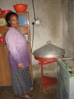 アジスアベバで普及しはじめたエレクトリックミタッド（電気インジェラ焼き器）、2007年8月撮影（於Tさん宅）
金子守恵の研究内容・業績>>
