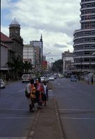 2001年クリスマス前のナイロビ(ケニアの首都)。帰省の仕度をして移動中とみられる家族連れが大通りを渡る。
撮影：白石壮一郎, 2001年